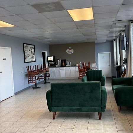 Super 8 By Wyndham Manassas Hotel Екстериор снимка
