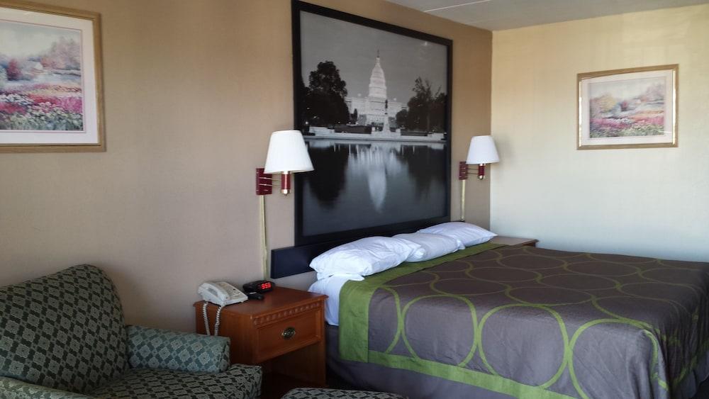 Super 8 By Wyndham Manassas Hotel Екстериор снимка