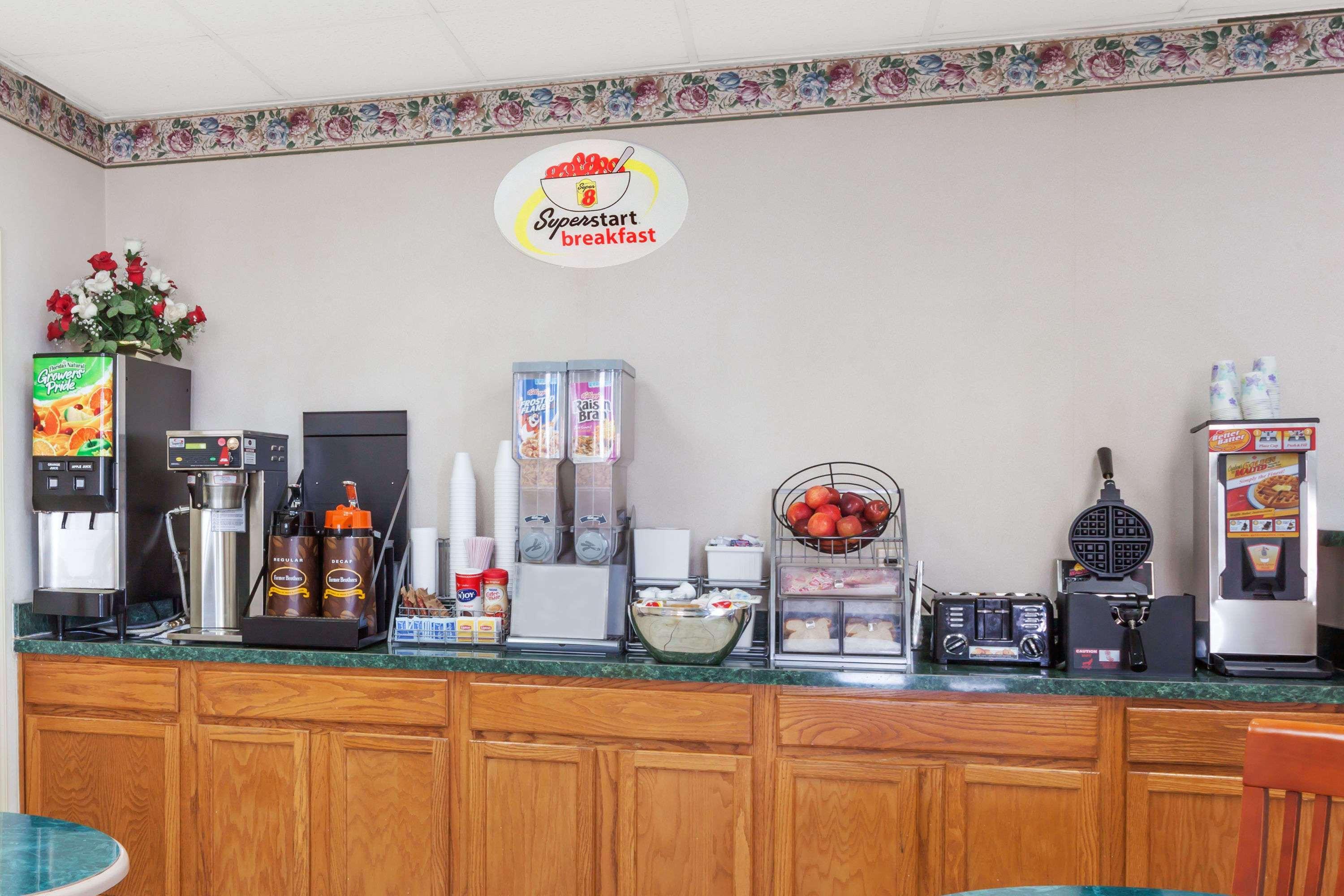Super 8 By Wyndham Manassas Hotel Екстериор снимка