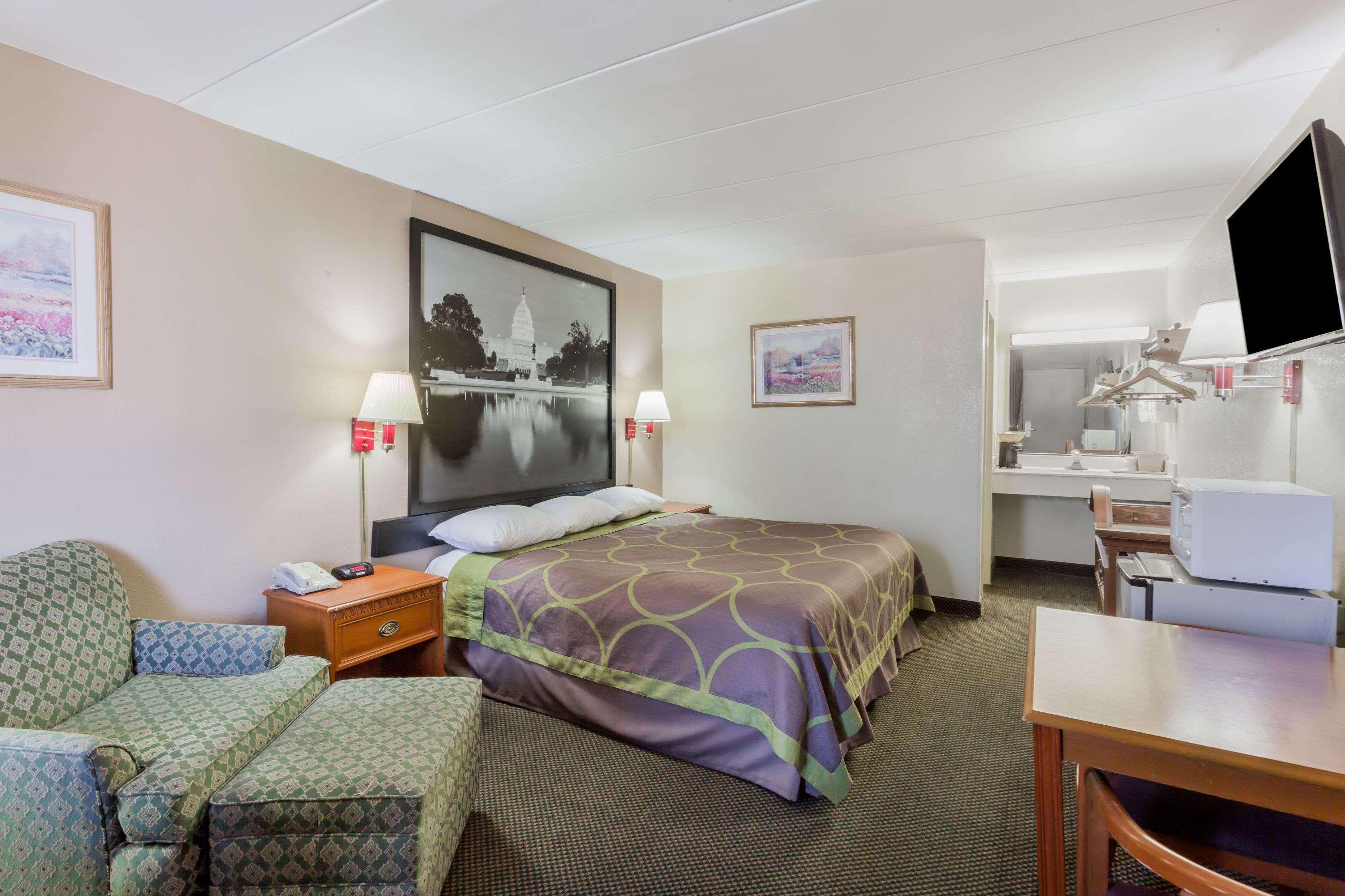 Super 8 By Wyndham Manassas Hotel Екстериор снимка