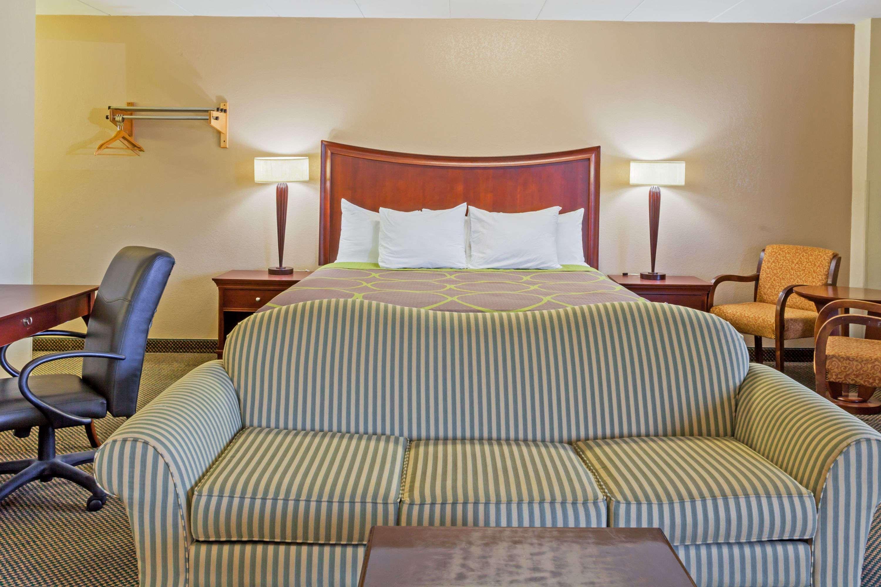 Super 8 By Wyndham Manassas Hotel Екстериор снимка