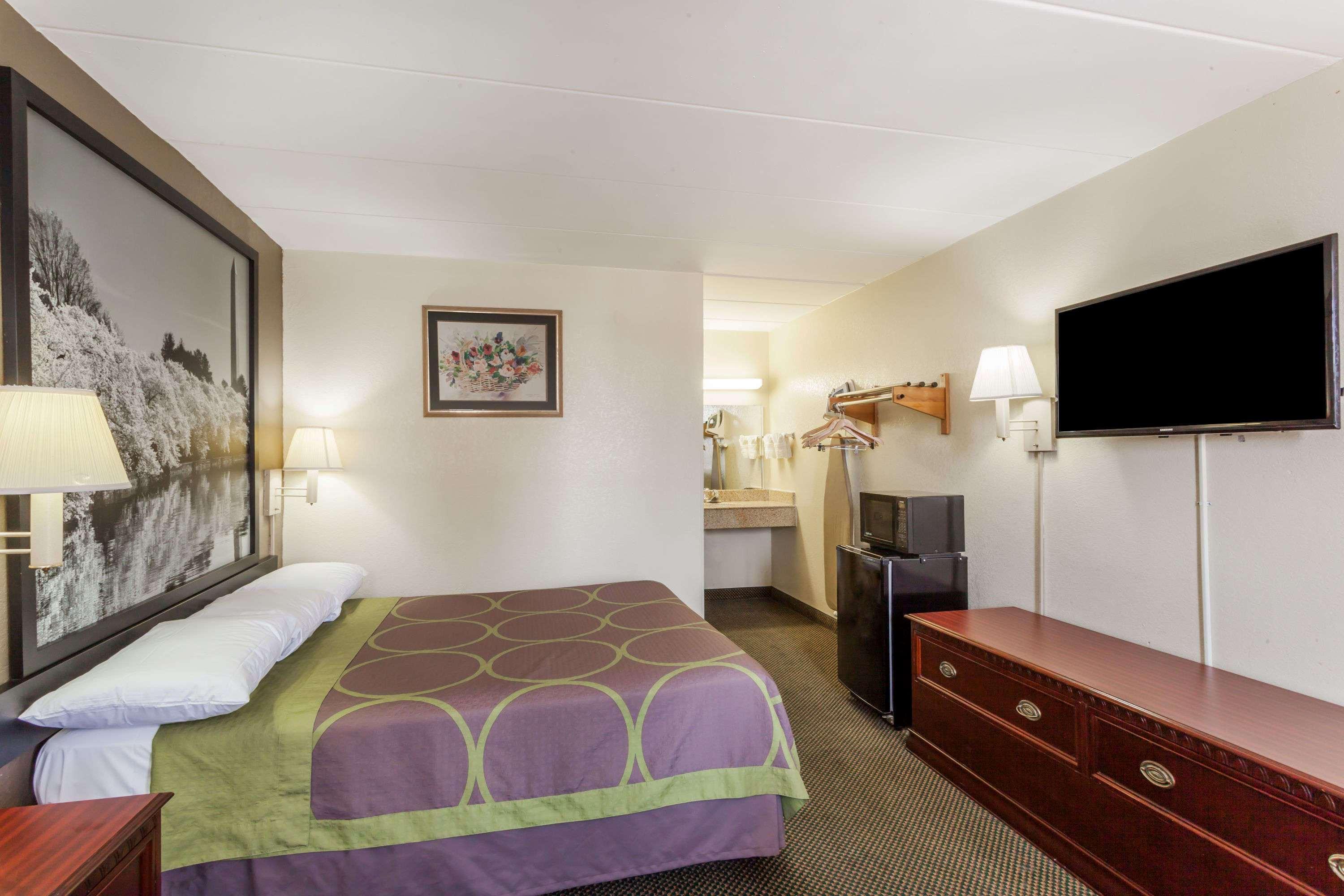 Super 8 By Wyndham Manassas Hotel Екстериор снимка