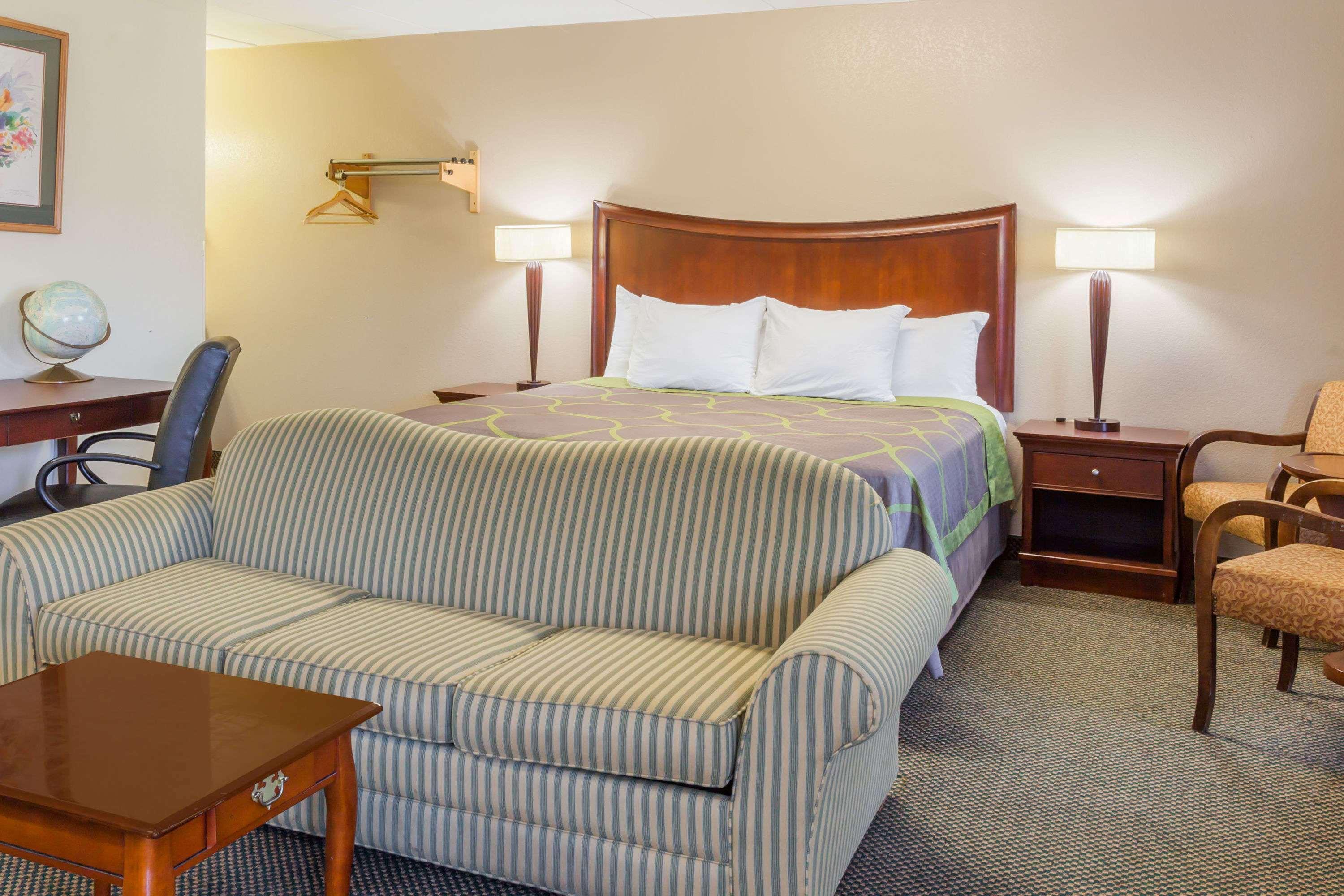 Super 8 By Wyndham Manassas Hotel Екстериор снимка