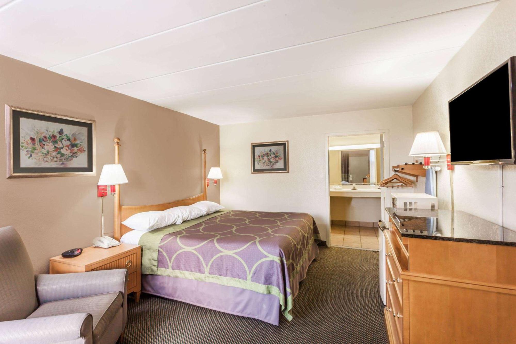 Super 8 By Wyndham Manassas Hotel Екстериор снимка