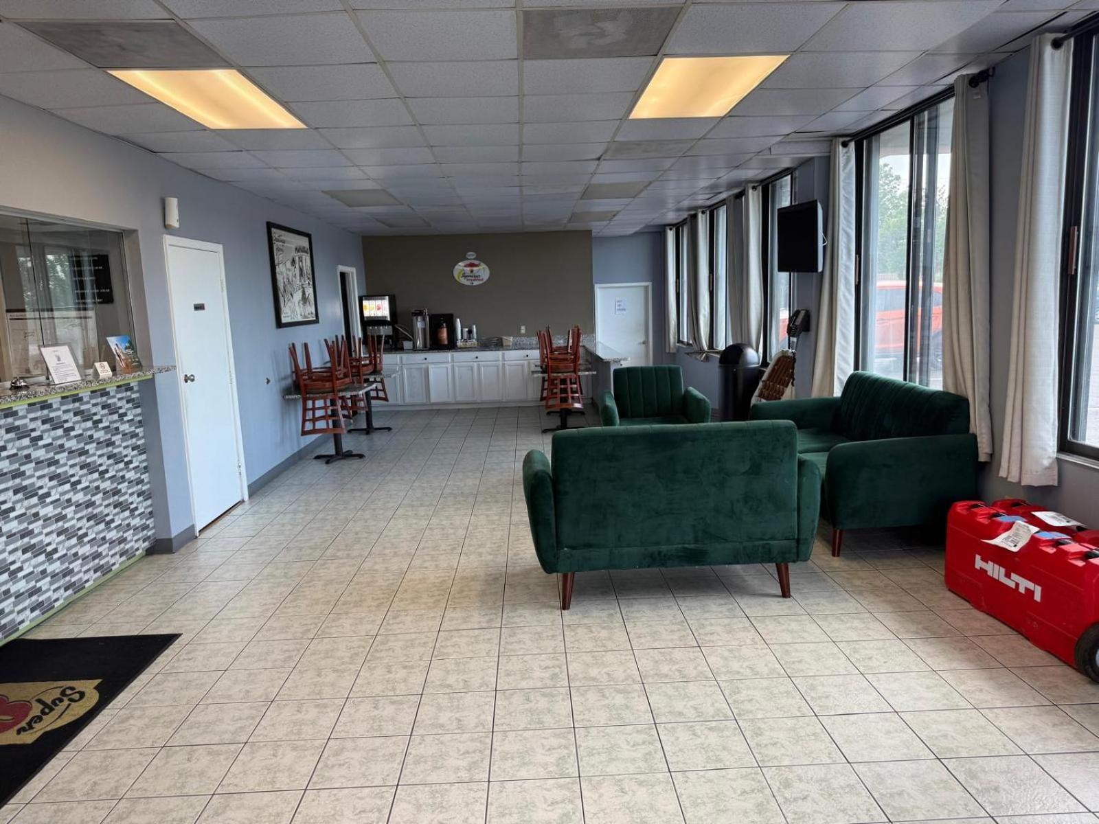 Super 8 By Wyndham Manassas Hotel Екстериор снимка