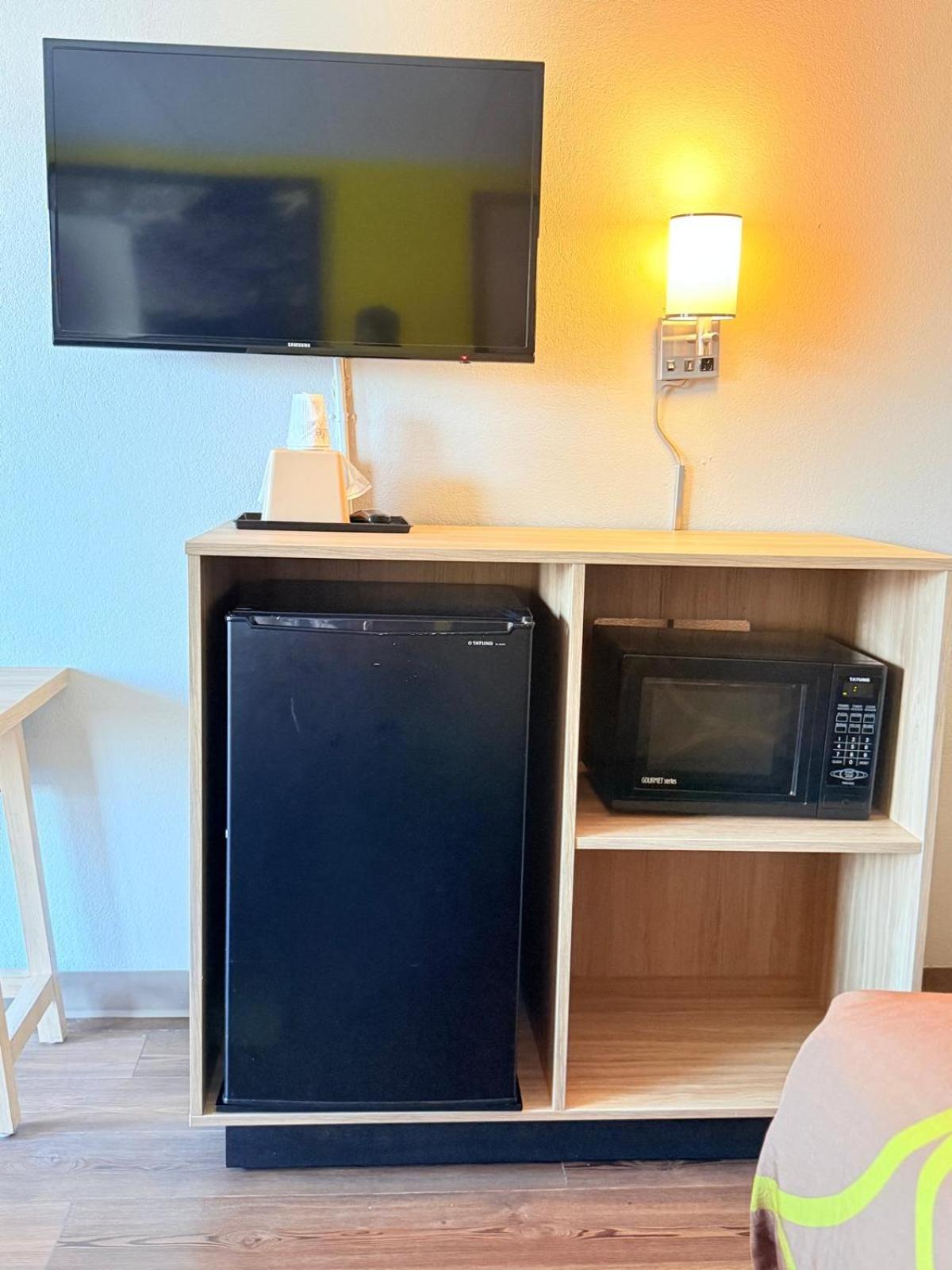Super 8 By Wyndham Manassas Hotel Екстериор снимка