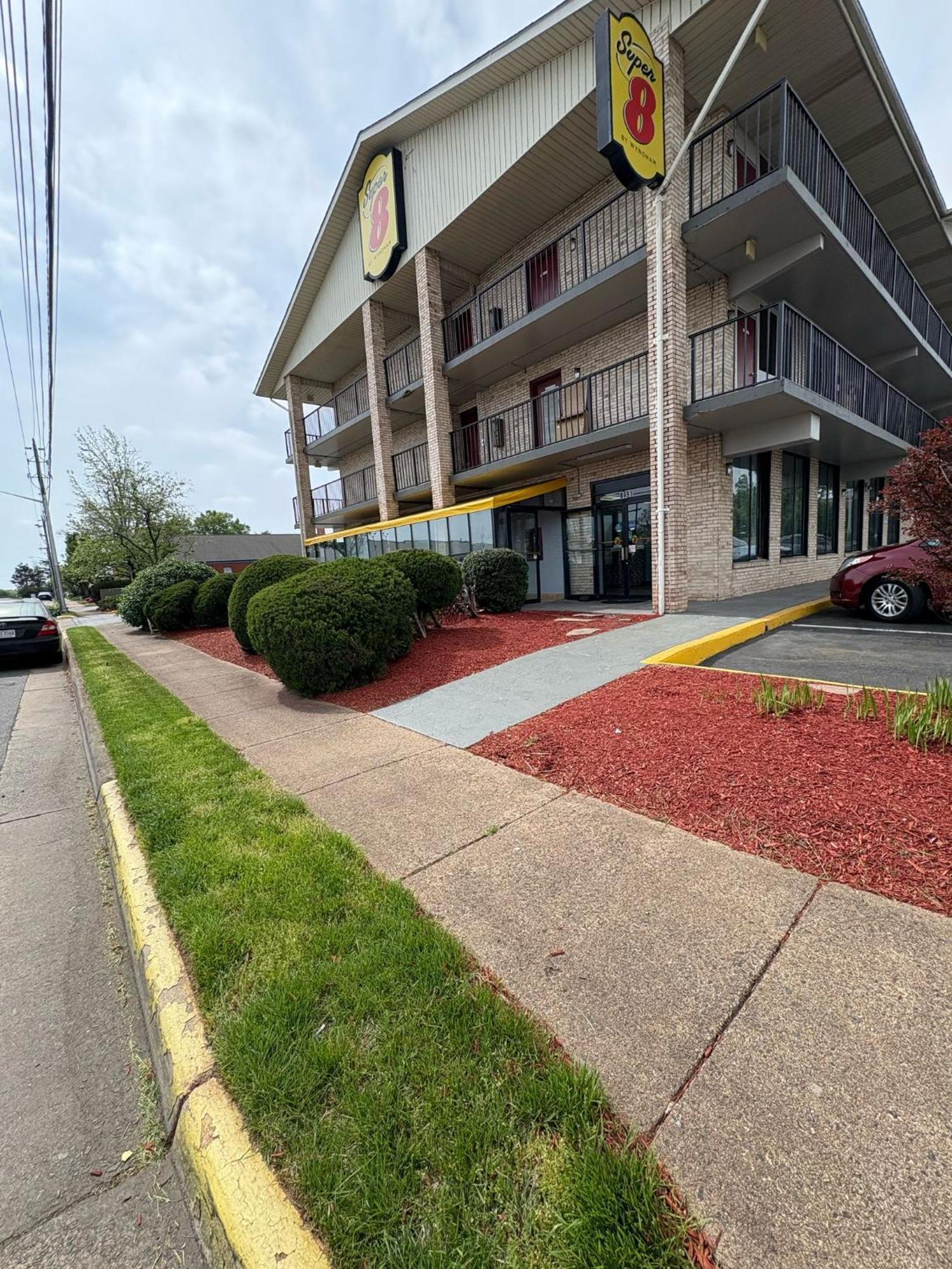 Super 8 By Wyndham Manassas Hotel Екстериор снимка