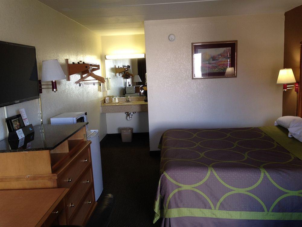 Super 8 By Wyndham Manassas Hotel Екстериор снимка
